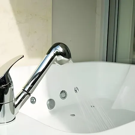 Con Jacuzzi En Baia Kristal Apartamento *