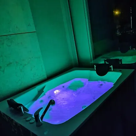 Con Jacuzzi En Baia Kristal Apartamento