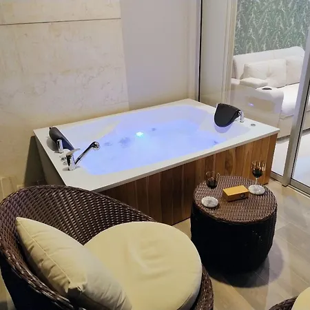 Con Jacuzzi En Baia Kristal Apartamento